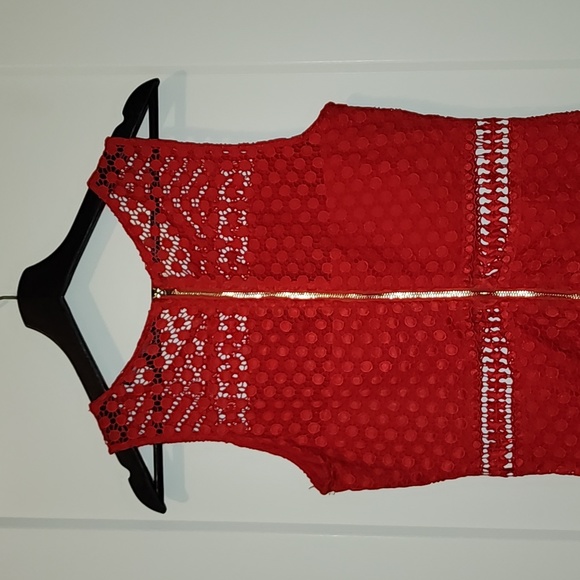 Romeo + Juliet Red Crochet Lace Tiered Ruffle Sheath Dress Size Small - Picture 5 of 7